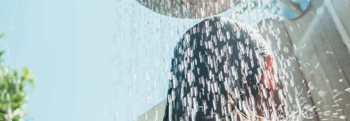 Person duscht im Freien